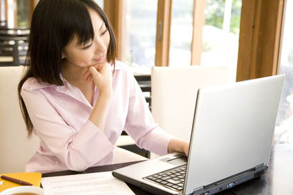 代理店選びで悩む女性