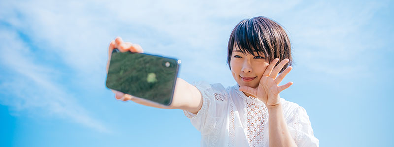 自画撮りする女性